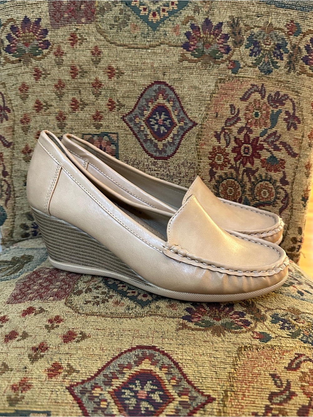 Pierre Dumas Wedge Loafer Pumps - Women's size 9.